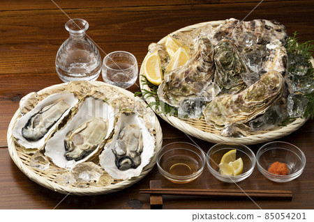 濾器上帶殼和清酒的生牡蠣 濾器上帶殼和清酒的生牡蠣 85054201
