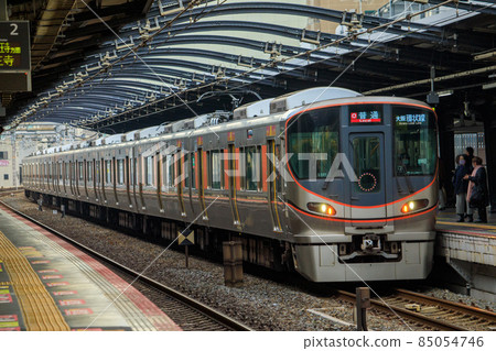 Stopping at Morinomiya Station Osaka Loop Line 323 series train 85054746