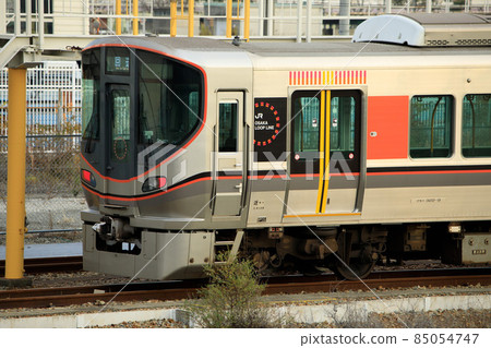 Osaka Loop Line 323 series train detained in Morinomiya train ward 85054747
