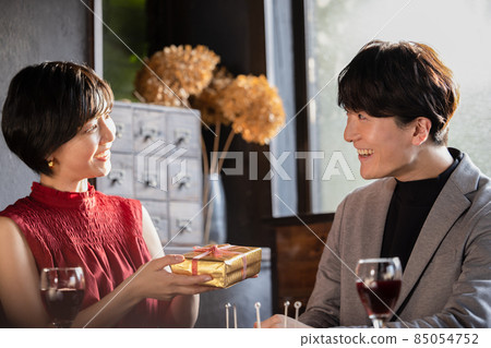 情侶約會男人送禮物 85054752