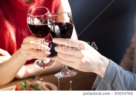 男人和女人用酒敬酒的情侶手 85054768