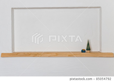 A wooden tree and a small house decorated in a niche coated with diatomaceous earth 85054792