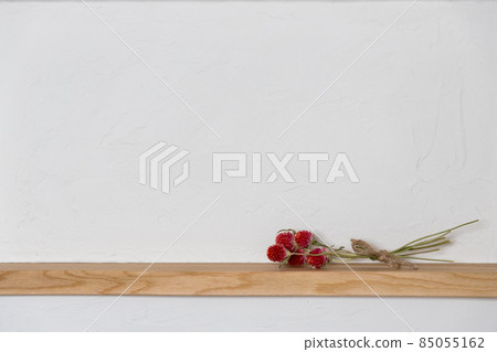 Dried flowers on a niche coated with diatomaceous earth 85055162