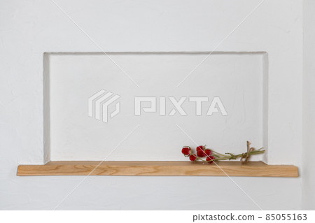 Dried flowers on a niche coated with diatomaceous earth 85055163