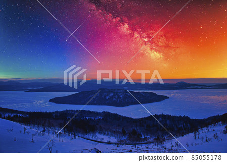 Lake Kussharo frozen in the midwinter from Bihoro Pass 85055178