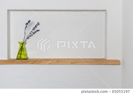 塗有矽藻土的壁龕上的干花和綠色花瓶 85055197