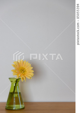 Yellow flowers and green vases on a niche coated with diatomaceous earth Yellow flowers and green vases on a niche coated with diatomaceous earth 85055394