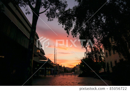 夕陽透過城市的縫隙窺視 夕陽透過城市的縫隙窺視 85056722