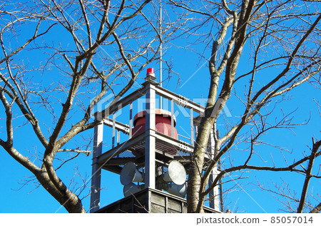 Japanese-style exterior warning equipment installed on the bank along the Iinashi River and the scenery of trees in late autumn ... Yasugi City, Shimane Prefecture 85057014