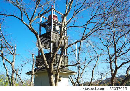 Japanese-style exterior warning equipment installed on the bank along the Iinashi River and the scenery of trees in late autumn ... Yasugi City, Shimane Prefecture 85057015