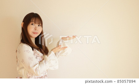 A woman pointing 85057894