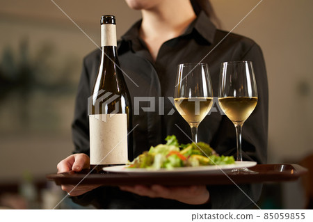 在餐廳工作的亞洲女性 85059855