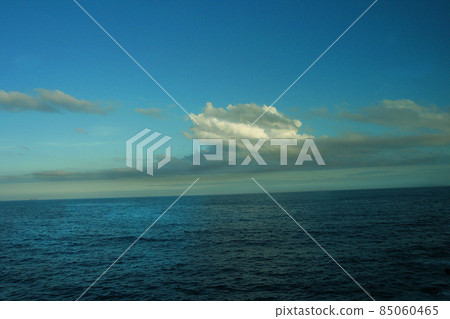 Between the blue sky of Izu and the blue sea, clouds trail, and nothing can be seen until the horizon. Between the blue sky of Izu and the blue sea, clouds trail, and nothing can be seen until the horizon. 85060465