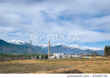 [初冬] 鐵塔、煙囪和牛轉山山脈 [大町市] 85060746