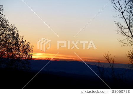 那須高原從黎明到日出的運動（也可用於新年賀卡） 85060758