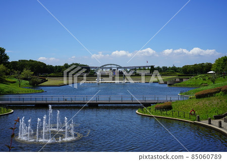 夏天可以看到噴泉和藍天的風景 85060789
