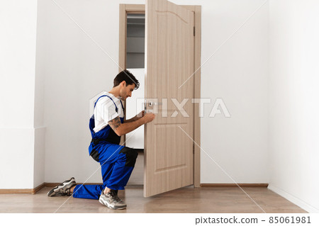 Installation of a lock on the entrance door 85061981
