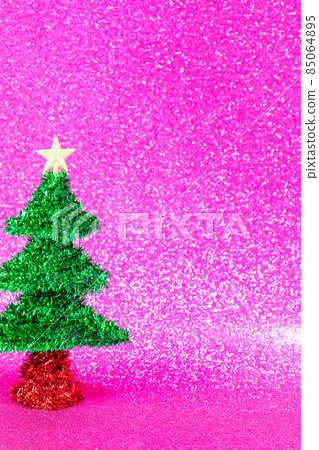 Christmas tree on pink background with glittering effect Christmas tree on pink background with glittering effect 85064895