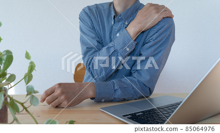 肩膀僵硬的男性形象 肩膀僵硬的男性形象 85064976