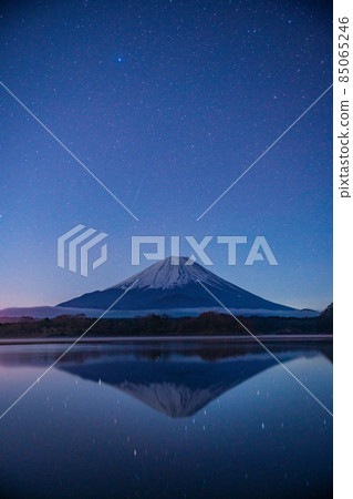 在精進湖看到的雙子座流星雨和富士山 85065246