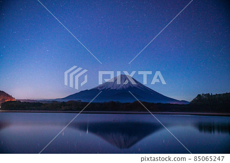 Gemini meteor shower and Mt. Fuji seen at Lake Shoji 85065247