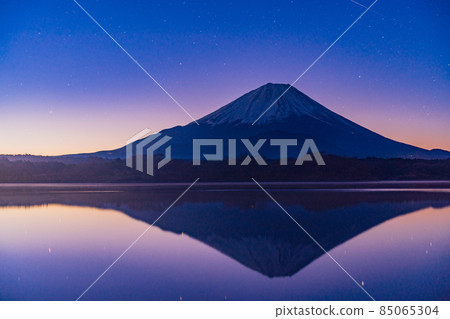 Gemini meteor shower and Mt. Fuji seen at Lake Shoji 85065304