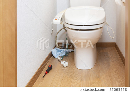 Repairing a broken toilet 85065558