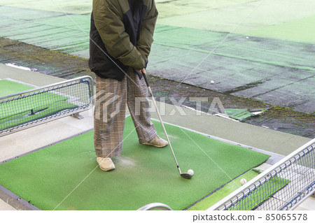 A woman playing golf for the first time A woman playing golf for the first time 85065578