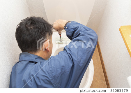 承包商更換破損的溫水沖洗馬桶座圈 承包商更換破損的溫水沖洗馬桶座圈 85065579