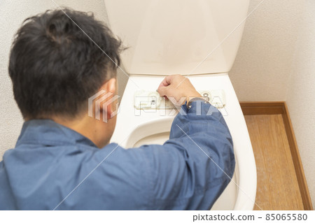 承包商更換破損的溫水沖洗馬桶座圈 承包商更換破損的溫水沖洗馬桶座圈 85065580