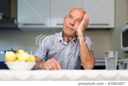 Portrait of an elderly lonely man at home in kitchen 85065807
