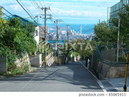 神戶市內有斜坡的風景和遠處的大海 神戶市內有斜坡的風景和遠處的大海 85065911