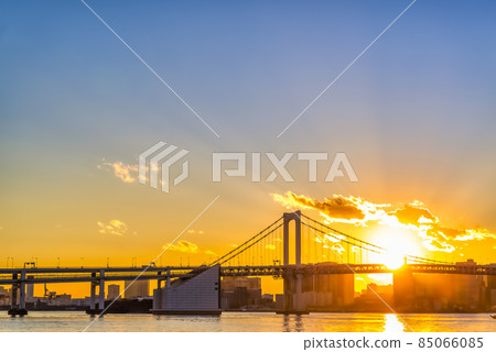 Tokyo cityscape sunset and rainbow bridge Tokyo cityscape sunset and rainbow bridge 85066085