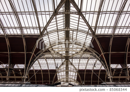 Steel-framed and glass-roofed station building at Paddington Station in London 85068344