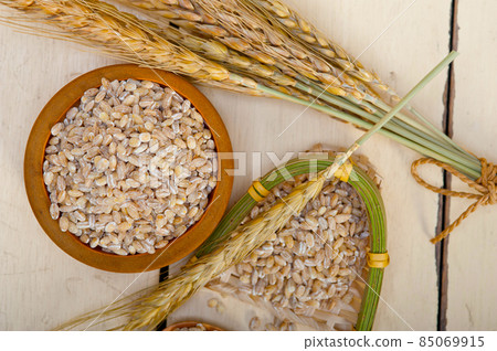 organic wheat grains 85069915