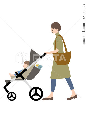 A baby and a woman pushing a stroller containing a water bottle / baby bottle (in the image of walking or shopping, there is a facial expression) 85070005