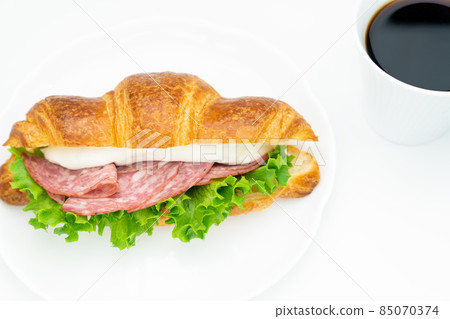 Croissant sandwich 85070374