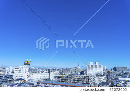 從摩天大樓俯瞰藍天和城市景觀的風景 85072603