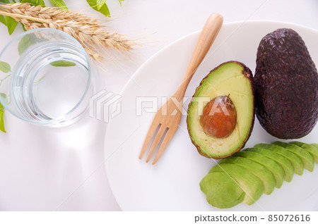 Avocado cut 85072616