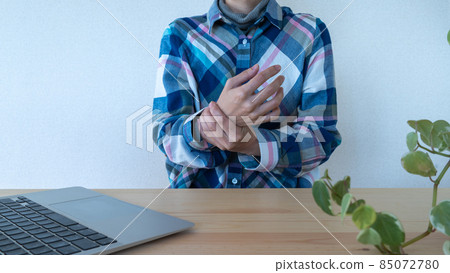 Female image of women counting pulse, tendonitis, rheumatism 85072780