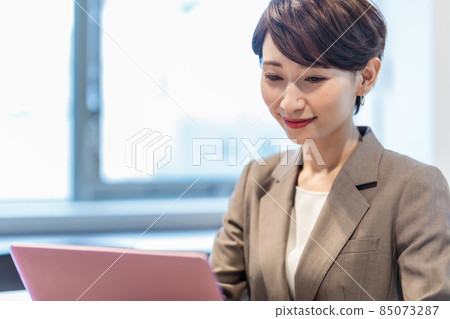Female who uses a computer in the office Photo cooperation: WEEK Shibadaimon (Sun Frontier Fudousan) Female who uses a computer in the office Photo cooperation: WEEK Shibadaimon (Sun Frontier Fudousan) 85073287