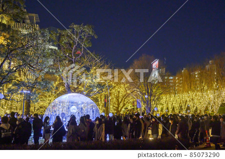 東京中城：許多人來到東京都港區的冬季燈飾 85073290