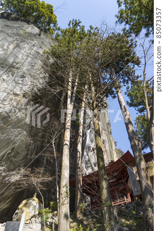 Rock shelter under a steep rocky mountain [Hashidatedo] / Chichibu City, Saitama Prefecture [Geopark Chichibu] 85073357