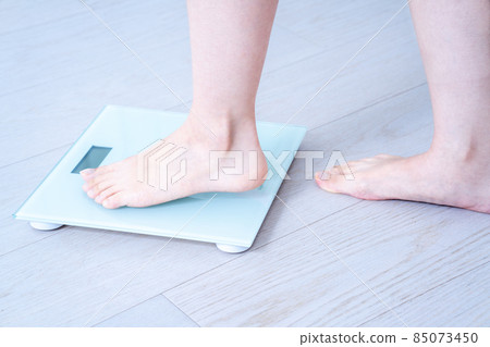 女性的腳稱重[零件切割] 85073450
