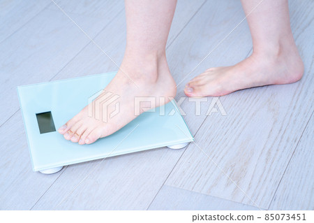 女性的腳稱重[零件切割] 85073451