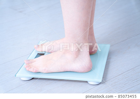 女性的腳稱重[零件切割] 85073455