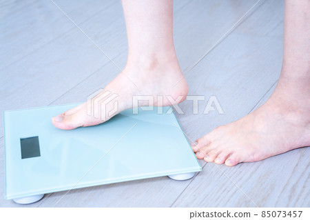 女性的腳稱重[零件切割] 85073457