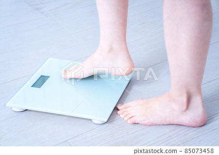 女性的腳稱重[零件切割] 85073458