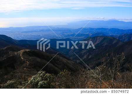 冬天從飛鶴山頂眺望的壯麗景色、清晨晴朗的小田原市、真鶴半島、伊豆半島的遠景 85074972