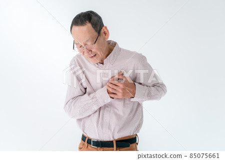 Senior man heart attack sudden illness 85075661